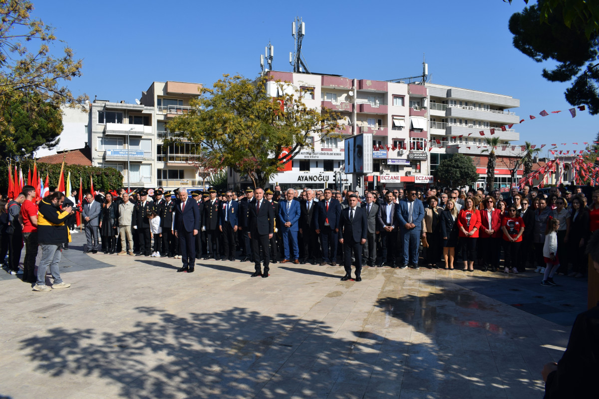 Çelenk Sunma Töreni Düzenlendi