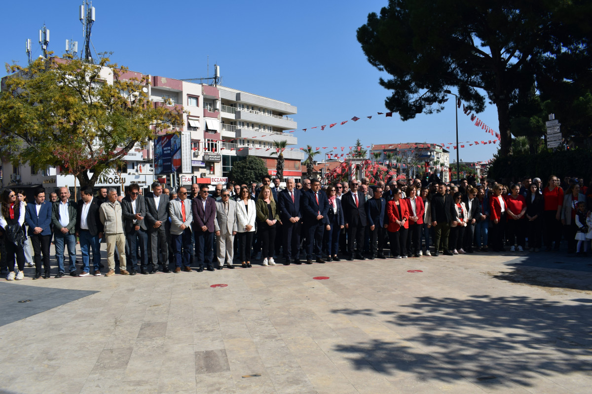 CHP Çelenk Sunma Töreni Düzenledi